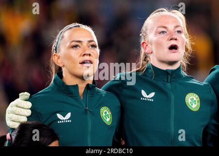 Katie McCabe (links) aus der Republik Irland singt ihre Nationalhymne vor dem FIFA Women's World Cup 2023, Gruppe B, im Sydney Football Stadium. Foto: Donnerstag, 20. Juli 2023. Stockfoto