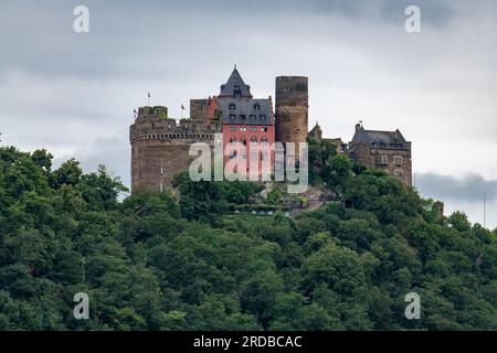 Schloss Schönburg vom Rhein in Deutschland Stockfoto