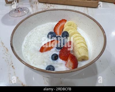 Reisbrei mit Banane, Erdbeere und Heidelbeere Stockfoto