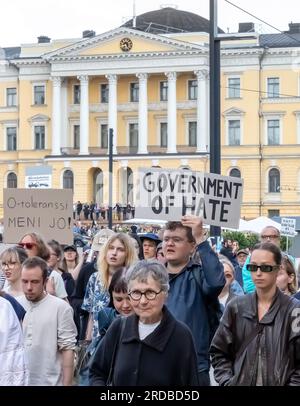 Teilnehmer der „Nulltoleranz! Rassisten aus der Regierung marschieren in Senaatintori vor dem Regierungspalast. Stockfoto