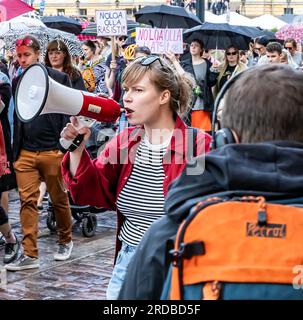 Teilnehmer und Gesangsführer mit Megafon in der „Nulltoleranz! Rassisten aus der Regierung“, Senaatintori. Stockfoto