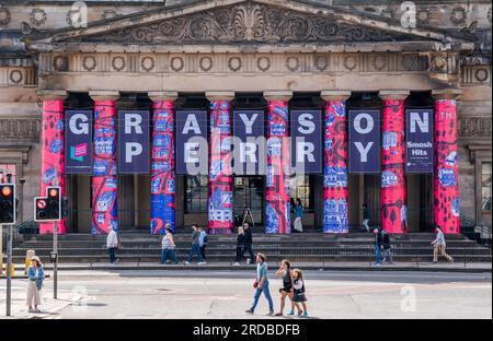 Grayson Perry: Die Ausstellung „Smash Hits“ an der Royal Scottish Academy in Edinburgh, die sich über die 40-jährige Karriere des Künstlers erstreckt und als die bisher größte Ausstellung seines Werks beschrieben wird. Foto: Donnerstag, 20. Juli 2023. Stockfoto