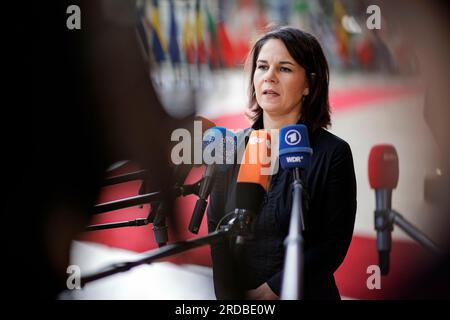 Brüssel, Belgien. 20. Juli 2023. Die Bundesaußenministerin Annalena Baerbock wurde vor einer Arbeitssitzung der EU-Außenminister vor der Tür getroffen. Brüssel, Den 20.07.2023. Kredit: dpa/Alamy Live News Stockfoto