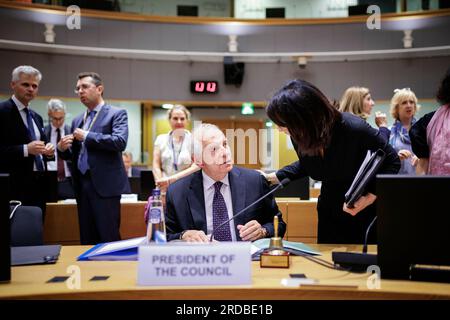 Brüssel, Belgien. 20. Juli 2023. (RL) Annalena Baerbock, Bundesaußenministerin, spricht mit Josep Borrell, dem Hohen Vertreter der EU für Außen- und Sicherheitspolitik, vor einer Arbeitssitzung der EU-Außenminister. Brüssel, Den 20.07.2023. Stockfoto