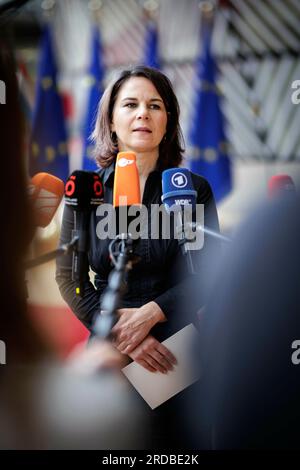 Brüssel, Belgien. 20. Juli 2023. Die Bundesaußenministerin Annalena Baerbock wurde vor einer Arbeitssitzung der EU-Außenminister vor der Haustür getroffen. Brüssel, Den 20.07.2023. Kredit: dpa/Alamy Live News Stockfoto