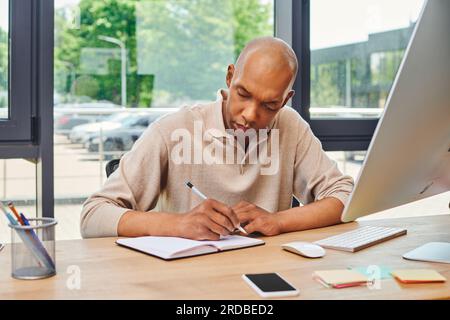 Inklusion, afroamerikanischer Mann mit Myasthenia gravis bei der Arbeit, kühner und dunkelhäutiger Büroangestellter, der sich Notizen macht, Unternehmenskultur, Überwachung und Intelligenz Stockfoto