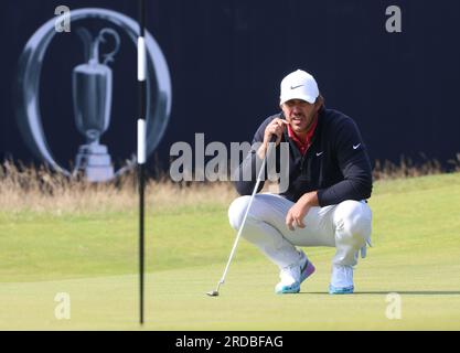 Hoylake, Großbritannien. 20. Juli 2023. American Brooks Koepka stellt am ersten Tag bei der Open Championship 151. in Hoylake am Donnerstag, den 20. Juli 2023, einen Putt auf das erste Grün. Foto: Hugo Philpott/UPI Credit: UPI/Alamy Live News Stockfoto