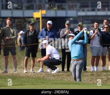 Hoylake, Großbritannien. 20. Juli 2023. Der Gewinner der Open im letzten Jahr, Australian Cameron Smith, schlägt am ersten Tag der Open Championship 151. in Hoylake am Donnerstag, den 20. Juli 2023, auf dem zweiten Fairway aus dem nichts. Foto: Hugo Philpott/UPI Credit: UPI/Alamy Live News Stockfoto