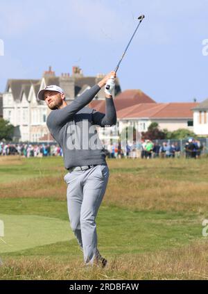 Hoylake, Großbritannien. 20. Juli 2023. Das American Wyndham Clark schlägt am ersten Tag der Open Championship 151. in Hoylake am Donnerstag, den 20. Juli 2023, aus dem nichts auf das zweite Loch. Foto: Hugo Philpott/UPI Credit: UPI/Alamy Live News Stockfoto