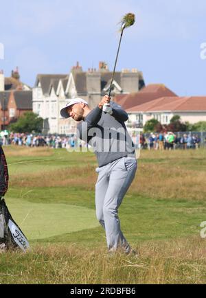 Hoylake, Großbritannien. 20. Juli 2023. Das American Wyndham Clark schlägt am ersten Tag der Open Championship 151. in Hoylake am Donnerstag, den 20. Juli 2023, aus dem nichts auf das zweite Loch. Foto: Hugo Philpott/UPI Credit: UPI/Alamy Live News Stockfoto