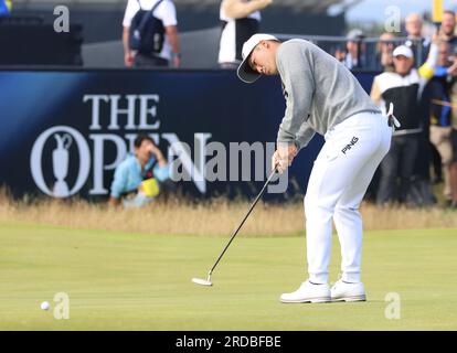 Hoylake, Großbritannien. 20. Juli 2023. Japans Taiga Semikawa legt am ersten Tag der Open Championship 151. in Hoylake am Donnerstag, den 20. Juli 2023, auf das erste Grün. Foto: Hugo Philpott/UPI Credit: UPI/Alamy Live News Stockfoto