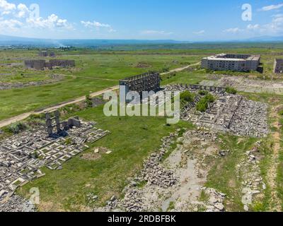 Drohnenblick an einem sonnigen Sommertag auf die Überreste von Gebäuden, die durch das Erdbeben am 7. Dezember 1988 in der Stadt Gyumri in Armenien zerstört wurden Stockfoto