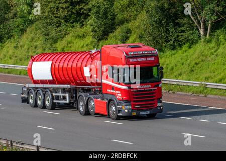 Taylors Industrial Services Total Waste Management SCANIA Lkw, der auf der Autobahn M6 im Großraum Manchester fährt Stockfoto