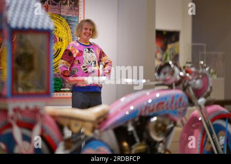 Edinburgh Scotland, Vereinigtes Königreich, 20. Juli 2023. Sir Grayson Perry beim Fototermin für Grayson Perry: Smash Hits Kunstausstellung in den National Galleries of Scotland, Royal Scottish Academy, The Mound. Live-Nachrichten von sst/alamy Stockfoto