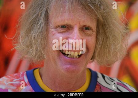 Edinburgh Scotland, Vereinigtes Königreich, 20. Juli 2023. Sir Grayson Perry beim Fototermin für Grayson Perry: Smash Hits Kunstausstellung in den National Galleries of Scotland, Royal Scottish Academy, The Mound. Live-Nachrichten von sst/alamy Stockfoto