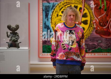 Edinburgh Scotland, Vereinigtes Königreich, 20. Juli 2023. Sir Grayson Perry beim Fototermin für Grayson Perry: Smash Hits Kunstausstellung in den National Galleries of Scotland, Royal Scottish Academy, The Mound. Live-Nachrichten von sst/alamy Stockfoto