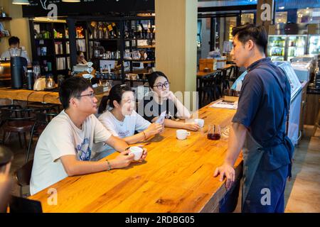 (230720) -- CHANGSHA, 20. Juli 2023 (Xinhua) -- Barista Liu Miao (1. R) teilt sein Wissen über Kaffee aus Afrika mit Gästen in einem Café, das von Changsha Jiuxiu Coffee Co., Ltd. Im Gaoqiao Grand Market in Changsha, zentralchinesische Provinz Hunan, betrieben wird, am 10. Juli 2023. China ist seit 14 Jahren in Folge der größte Handelspartner Afrikas. Auf diesem Weg treiben China und Afrika gemeinsam die Entwicklung im Rahmen der Initiative „Belt and Road“ voran und eröffnen neue Wege der Zusammenarbeit. Afrikanischer Kaffee, der für seine hohe Qualität bekannt ist, hat seinen Weg in das Leben des chinesischen c Stockfoto