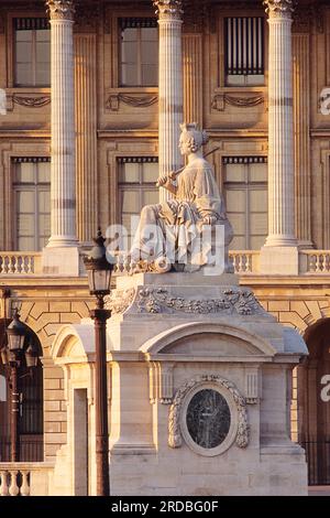 Place de la Concorde, Paris, Statue de Lille. Boulevard-Arkade der Rue de Rivoli. Rechte Bank Street. 19. Jahrhundert Frankreich Haussmann Architekt. Europa Stockfoto