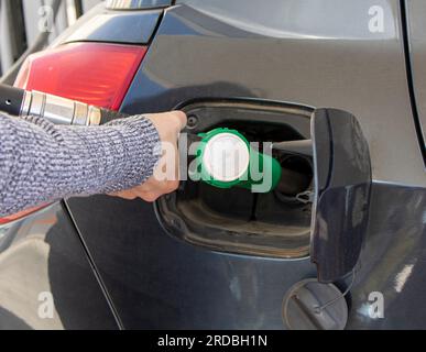 Frauenhände betanken im Auto Stockfoto