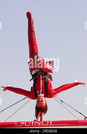 Sarah Tanner, Wingwalker mit Aerosuperbatics Wingwalking Team auf dem oberen Flügel von Guinot, sponserte Boeing Stearman Flugzeug, das die Befestigungsvorrichtung vorführte Stockfoto