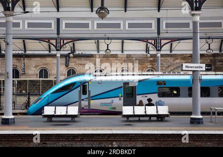 Der TransPennine Express-Zug wartet am Hauptbahnhof von Newcastle Stockfoto