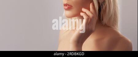 Lippen-Make-up-Plumpen Gloss Pflege Balsam Frauenhand Stockfoto