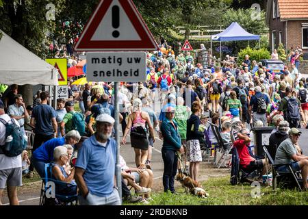 GROESBEEK - Teilnehmer gehen auf dem Zevenheuvelenweg während des dritten Tages der Nijmegen Four Days Marches. ANP ROB ENGELAAR niederlande raus - belgien raus Stockfoto