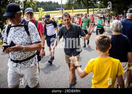 GROESBEEK - Teilnehmer gehen auf dem Zevenheuvelenweg während des dritten Tages der Nijmegen Four Days Marches. ANP ROB ENGELAAR niederlande raus - belgien raus Stockfoto