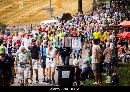 GROESBEEK - Teilnehmer gehen auf dem Zevenheuvelenweg während des dritten Tages der Nijmegen Four Days Marches. ANP ROB ENGELAAR niederlande raus - belgien raus Stockfoto