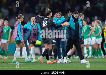 Sydney, Australien. 20. Juli 2023. Sam Kerr aus Australien gratuliert Mackenzie Arnold aus Australien beim FIFA Women's World Cup 2023 zwischen Australia Women und Republic of Ireland Women im Stadium Australia, Sydney, Australien, am 20. Juli 2023. Foto von Peter Dovgan. Nur redaktionelle Verwendung, Lizenz für kommerzielle Verwendung erforderlich. Keine Verwendung bei Wetten, Spielen oder Veröffentlichungen von Clubs/Ligen/Spielern. Kredit: UK Sports Pics Ltd/Alamy Live News Stockfoto