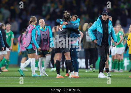 Sydney, Australien. 20. Juli 2023. Sam Kerr aus Australien gratuliert Mackenzie Arnold aus Australien beim FIFA Women's World Cup 2023 zwischen Australia Women und Republic of Ireland Women im Stadium Australia, Sydney, Australien, am 20. Juli 2023. Foto von Peter Dovgan. Nur redaktionelle Verwendung, Lizenz für kommerzielle Verwendung erforderlich. Keine Verwendung bei Wetten, Spielen oder Veröffentlichungen von Clubs/Ligen/Spielern. Kredit: UK Sports Pics Ltd/Alamy Live News Stockfoto