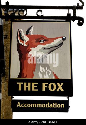 Traditionelles Schild für hängende Kneipen am Fox Public House, Chipping Norton, Oxfordshire, England, Großbritannien Stockfoto