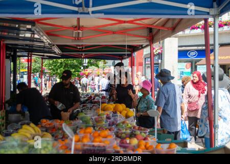 Uxbridge, Großbritannien. 20. Juli 2023. Es war ein geschäftiger Tag im Stadtzentrum von Uxbridge, da die Käufer unterwegs waren und auf dem Weg waren, um bei den Kommunalwahlen zu wählen. Der ehemalige Premierminister Boris Johnson hatte den Sitz der Konservativen Partei inne. Labour wird heute voraussichtlich die Wahlen gewinnen, aber viele Wähler sind wütend, dass Uxbridge Teil der Ultra Low Emission Zone werden soll, die der Labour-Bürgermeister von London Sadiq Khan vorgeschlagen hat. Das kann bedeuten, dass die Wähler für alternative Parteien wie die Liberaldemokraten oder die Grünen stimmen. Kredit: Maureen McLean/Alamy Live News Stockfoto