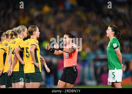 Sydney, Australien, 20. Juli 2023. Der Schiedsrichter zeigt der australischen Mannschaft während des Fußballspiels der Frauen-Weltmeisterschaft zwischen den Australia Matildas und Irland im Stadium Australia am 20. Juli 2023 in Sydney, Australien, eine Geste. Kredit: Steven Markham/Speed Media/Alamy Live News Stockfoto