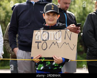 20. Juli 2023; Royal Liverpool Golf Club, Hoylake, Merseyside, England: The Open Championship Round 1; ein junger Tommy Fleetwood (eng) Fan hält ein unterstützendes Schild Stockfoto