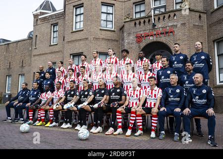 ROTTERDAM - hintere Reihe von links nach rechts Wesly Lisboa (Videoanalyst), Danny Sprangers (Teammanager), Sergi Rosanas, Django Warmerdam, Bart vriends, Mike Eerdhuijzen, Tobias Lauritsen, Charles-Andreas Brym, Said Bakari, Koki Saito und Bas Nagtegaal (Physiotherapeut) und Ben Wessels (materieller Mensch). Mittlere Reihe von links nach rechts Kohei Sagara (Bewegungsphysiologe), Simon Knops (Clubarzt), Camiel Neghli, Pedro Aleman, Jeremy van Mullem, Tijs Velthuis, Rick Meissen, Agustin Anello, Pelle Clement, Rogier Hoek (Physiotherapeut), Dino Nunes (Betreuer). Erste Reihe von links nach rechts Nourdin Boukhari ( Stockfoto