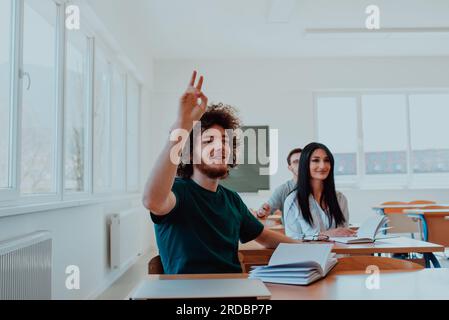 Eine vielfältige Gruppe von Schülern hört aufmerksam zu, nimmt aktiv Teil und begrüßt die moderne Bildung in einem dynamischen Klassenzimmer Stockfoto