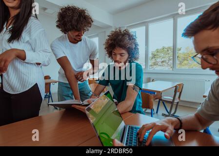 Eine vielfältige Gruppe von Schülern versammelt sich in einem modernen Klassenzimmer und führt leidenschaftlich lebhafte Diskussionen über verschiedene Projekte Stockfoto