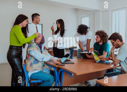 Eine vielfältige Gruppe von Schülern versammelt sich in einem modernen Klassenzimmer und führt leidenschaftlich lebhafte Diskussionen über verschiedene Projekte Stockfoto