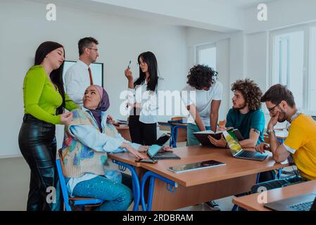 Eine vielfältige Gruppe von Schülern versammelt sich in einem modernen Klassenzimmer und führt leidenschaftlich lebhafte Diskussionen über verschiedene Projekte Stockfoto