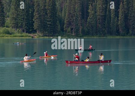 Kanufahrten auf Emerald Lake, Emerald Lake Lodge, Yoho National Park, British Columbia, Kanada Stockfoto