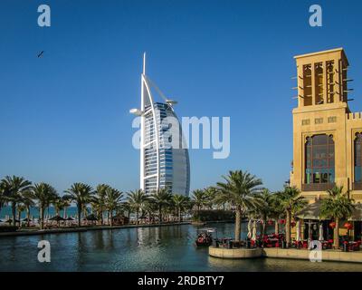 Blick auf das burj Al Arab Hotel von der Brücke über den Kanal im Souk Madinat Jumeirah, Dubai, Vereinigte Arabische Emirate Stockfoto