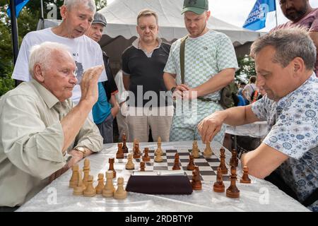 Wladiwostok, Russland. 20. Juli 2023. Menschen nehmen am 20. Juli 2023 an einem Straßenschachwettbewerb in Wladiwostok, Russland, Teil. Der Internationale Schachtag wird am 20. Juli gefeiert. Am Donnerstag fand in Wladiwostok ein Straßenschachwettbewerb statt. Kredit: Guo Feizhou/Xinhua/Alamy Live News Stockfoto