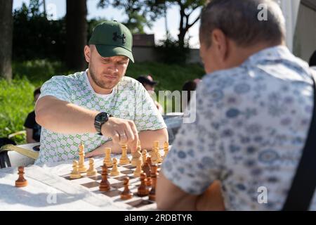 Wladiwostok, Russland. 20. Juli 2023. Menschen nehmen am 20. Juli 2023 an einem Straßenschachwettbewerb in Wladiwostok, Russland, Teil. Der Internationale Schachtag wird am 20. Juli gefeiert. Am Donnerstag fand in Wladiwostok ein Straßenschachwettbewerb statt. Kredit: Guo Feizhou/Xinhua/Alamy Live News Stockfoto