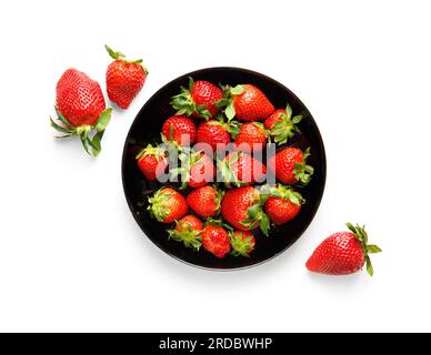 Große reife, saftige Beeren aus organischen Erdbeeren in einer schwarzen runden Platte isoliert auf weißem Hintergrund, Draufsicht. Stockfoto