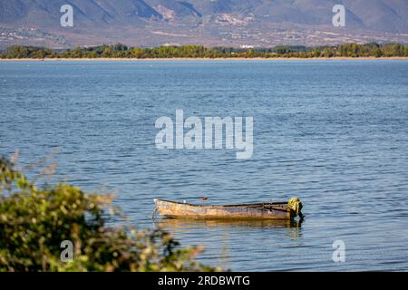 Altes griechisches Holzboot auf dem Wasser des Kerkini-Sees in Nordgriechenland, Naturschutzgebiet Stockfoto