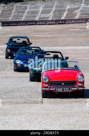 Großartige Sportwagen verschiedener Generationen - Mk1 MA Mazda MX5, MG Midget, MG-F und Mk1 VW Golf GTi Stockfoto