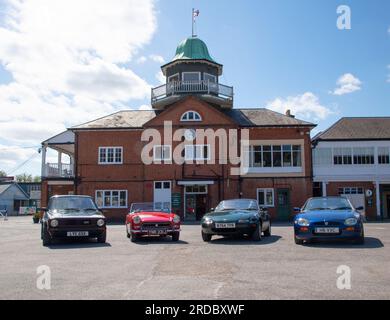 Großartige Sportwagen verschiedener Generationen - Mk1 MA Mazda MX5, MG Midget, MG-F und Mk1 VW Golf GTi Stockfoto