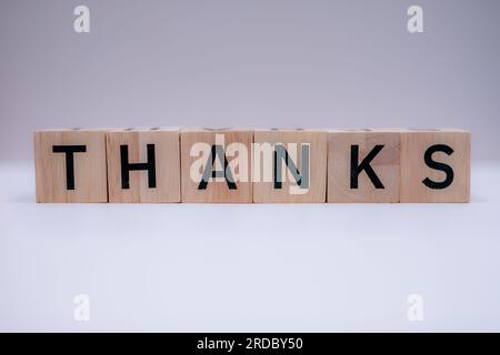Holzblock mit Nachricht „DANKE“ Stockfoto
