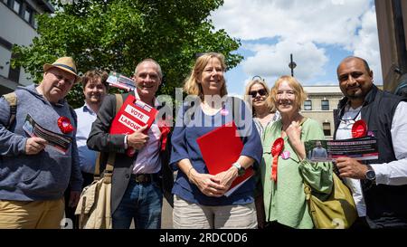 London, Großbritannien. 20. Juli 2023 (C) Ruth Cadbury, Abgeordneter der Labour-Partei, Brentford & Isleworth, führt Kampagnen mit Aktivisten der Labour-Partei in Uxbridge, Nordwest-London. Die Einwohner des Wahlkreises Uxbridge und South Ruislip stimmen in einer Nachwahl ab, um ihr neues Mitglied des Parlaments nach dem Rücktritt ihres ehemaligen Parlamentsabgeordneten Boris Johnson zu wählen. Zwei weitere Wahlkreise, Selby und Ainsty, sowie Somerton und Frome, die bei den letzten Parlamentswahlen 2019 von den Konservativen gewonnen wurden, führen heute ebenfalls eine Nachwahl durch. Kredit: Stephen Chung / Alamy Live News Stockfoto